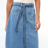 Falda larga de denim en tono azul medio, con corte recto, cintura alta y cinturón del mismo tejido incluido.