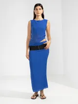 Falda midi marrón con textura plisada y corte recto.