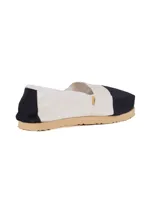 Alpargatas combinadas en blanco y azul marino, de lona reforzada con suela de goma.