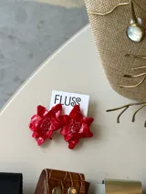Aros colgantes con forma de flor color rojo.