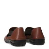 Sandalias tipo zueco de cuero negro con diseño calado y costuras en forma de rombos. Presenta paneles laterales elásticos y suela de goma antideslizante.