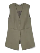 Chaleco sastrero color verde oliva, con escote en V, cierre frontal de botones y diseño estructurado.