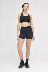 Calza corta de lycra color azul marino, de tiro alto y compresión media.