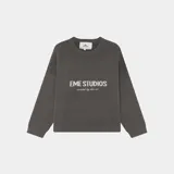 Suéter de punto grueso color gris oscuro, con corte cuadrado y ligeramente corto. Presenta cuello redondo, puños ajustados y el logo de la marca Eme Studios junto a la frase 'curated by ben ice' en jacquard blanco en el frente.