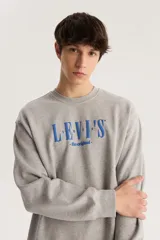 Buzo gris de algodón con cuello redondo, puños y cintura acanalados. Estampado frontal con el logo de Levi's en azul.