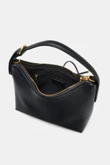 Mini bolso de mano con formato saca, confeccionado en tejido de rafia natural. Cuenta con un asa de mano ajustable en color marrón oscuro, cierre mediante cremallera metálica y detalle de doble tira frontal con terminaciones en forma de bolas.
