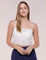 Top crop Allie Rose de encaje calado blanco, estilo bralette con escote recto, doble tirante fino y terminaciones onduladas.