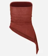 Top tipo bandeau sin breteles, color rojo oscuro o terracota, con textura plisada o arrugada y un detalle de caída asimétrica en un lateral.