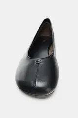 Bailarina plana de cuero negro con punta redonda y detalle de pespunte en la parte delantera.