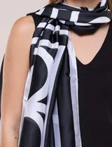 Pashmina rectangular de satén con estampado geométrico en blanco y negro, de la marca Jessica McClintock.