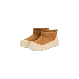 Botas cortas Ugg Classic Ultra Mini Weather Hybrid de gamuza color tostado, con plataforma gruesa y suela dentada en tono crema, puntera de goma texturizada y ribete superior de nailon.