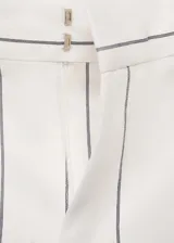 Pantalon de vestir de corte wide leg, color beige con estampado de rayas verticales finas en tono oscuro. Presenta tiro medio, cierre frontal con botón y cremallera, trabillas para cinturón y bolsillos laterales.