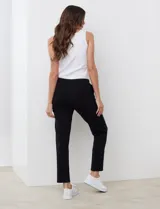 Pantalón jogger de algodón color azul marino, con pretina elastizada y diseño cómodo de corte recto.