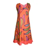Vestido corto naranja con estampado abstracto en tonos morado, verde y blanco. Tiene corte recto, cuello redondo y mangas cortas.