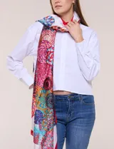 Pashmina rectangular de satén con acabado brillante y caída fluida, con un diseño de estampa gráfica multicolor en toda la superficie y terminaciones con dobladillo fino.