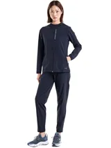 Campera deportiva Under Armour con capucha, confeccionada en tejido resistente al agua y al viento con tecnología UA Storm. Presenta cierre frontal completo, puños elásticos, ventilación en la espalda y detalles reflectantes.