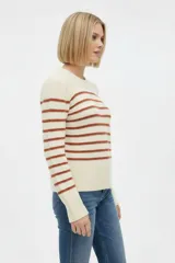 Sweater acrílico con diseño de rayas horizontales verdes sobre base blanca, cuello redondo y mangas largas con fruncido en los hombros.