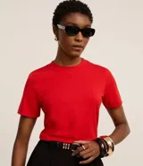 Blusa de ribana color marrón, con cuello redondo ajustado y mangas cortas.