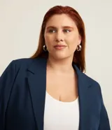 Blazer alargado azul marino de crepé, sin cierre, con solapas y mangas fruncidas.