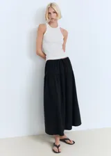 Falda larga evasé de tiro bajo y color negro, confeccionada en tejido 100% algodón, con cintura elástica y cordón ajustable.