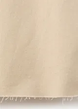 Jeans Catherin de tiro alto, diseño culotte y pernera recta con bajo deshilachado, en color beige. Cuentan con trabillas para cinturón, bolsillos de parche traseros y cierre frontal de cremallera y botón.