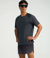 Bermuda deportiva Get Over modelo running de color gris, confeccionada en poliéster con cintura elástica, cordón interno ajustable y bolsillo trasero con cierre.