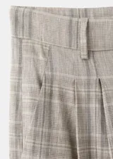 Pantalón de tiro medio con diseño recto y largo, con detalle de pinzas y estampado a cuadros. Cuenta con trabillas en la cintura, dos bolsillos laterales y cierre oculto de botón, gancho y cremallera.