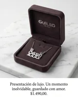 Collar de acero con dije calado que representa una familia compuesta por dos adultos y dos niños.