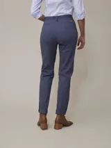 Pantalón color beige de corte recto, con pinzas en la cintura, bolsillos laterales y tobillos ajustados.