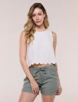 Short de corte relajado color verde militar, confeccionado en mezcla de algodón y rayón, con cintura elastizada con cordón de ajuste y bolsillos delanteros aplicados.