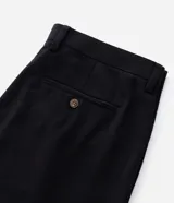 Pantalón de vestir beige de corte wide leg, con trabillas para cinto, bolsillos y diseño de sastrería.