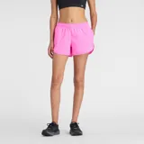 Short deportivo New Balance Sport Essential de 3 pulgadas, color rosado, con cintura elástica y logo reflectante en el lateral.