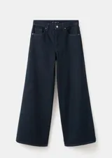 Pantalón jeans de corte wide leg en color azul marino, de tiro medio y confeccionado en algodón resistente.