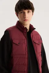Chaleco puffer Levi's color borgoña con cierre frontal, cuello alto y dos bolsillos con solapa en el pecho.