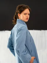 Tapado de denim celeste con cuello con pliegues y corte recto.