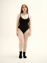 Body negro de lycra ECO CO₂®, con breteles finos y escote en V.