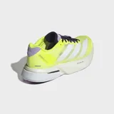Championes de running Adidas Adizero Boston 13, color amarillo neón con detalles en blanco y violeta. Presentan un diseño aerodinámico con tecnología de amortiguación Lightstrike y LightstrikePro, y suela con compuesto Continental para mayor tracción.