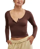 Remera negra de manga larga con cuello redondo y botones.