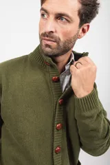 Cardigan de punto color verde oliva, con cuello alto, cierre frontal de botones grandes en tono marrón y bolsillos frontales tipo parche.