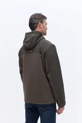 Campera polar con cierre frontal, diseño de paneles en color verde oliva y marrón, con capucha integrada y bolsillos laterales.