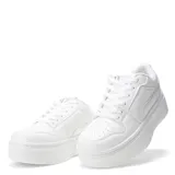 Championes negros con plataforma, cordones negros y logo plateado en la lengüeta. Suela de goma con diseño texturizado.