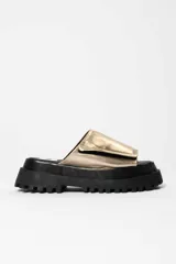 Sandalias doradas con plataforma track negra.