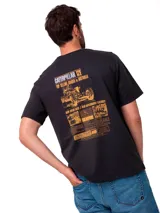 Remera de manga corta color negro con cuello redondo y logo de la marca CAT estampado en el pecho.