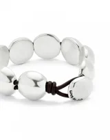 Pulsera de cuero marrón con cuentas grandes de aleación de metales bañadas en plata de ley.