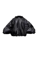Campera bomber negra de tafeta tornasolada con capucha deportiva desmontable y cierre frontal.