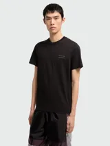 Remera de jersey de algodón color negro, con cuello redondo y logo de la marca estampado en el pecho.