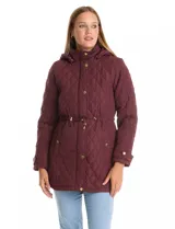 Campera capitoneada marca Weatherproof, color bordó, con diseño acolchado de rombos. Presenta cuello alto con capucha, cierre frontal con broches a presión dorados y cordón de ajuste en la cintura con terminales metálicas. Incluye bolsillos frontales con broche.