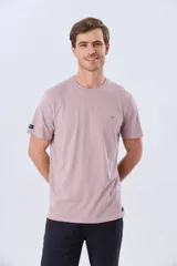 Remera lisa de manga corta y cuello redondo, color gris oscuro, de calce cómodo con pequeño logo bordado en el pecho.
