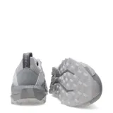 Championes de trail running New Balance modelo Tektrel, en tonos grises. Presentan un diseño robusto con suela AT Tread para mayor tracción, upper de malla transpirable con refuerzos sintéticos y cierre mediante cordones.