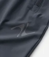 Pantalón deportivo de corte recto confeccionado en tejido técnico de poliamida y elastano. Presenta cintura elástica con cordón ajustable, bolsillos laterales con cierre y reguladores en el ruedo. Incluye logo termocolante en una de las piernas.